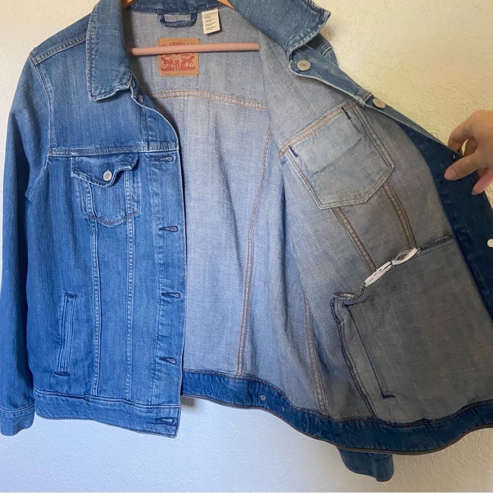 Levi’s Women’s Trucker Jacket In Medium Wash - Picture 6 of 8